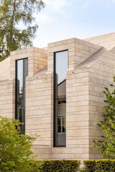 Architektonisches Highlight: Villa mit edelster Ausstattung und Traumgarten